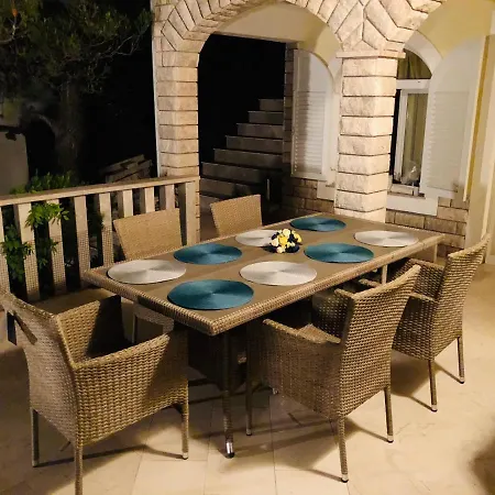 Hvar *